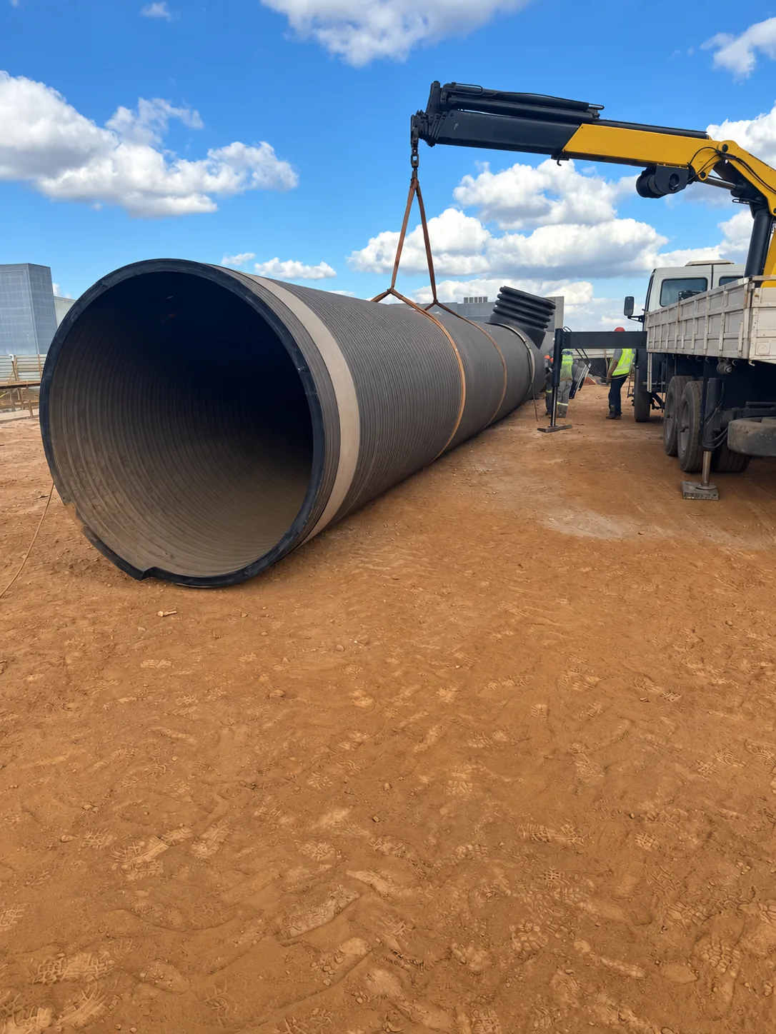 Içamento de tubulação de grande diâmetro com caminhão guindaste