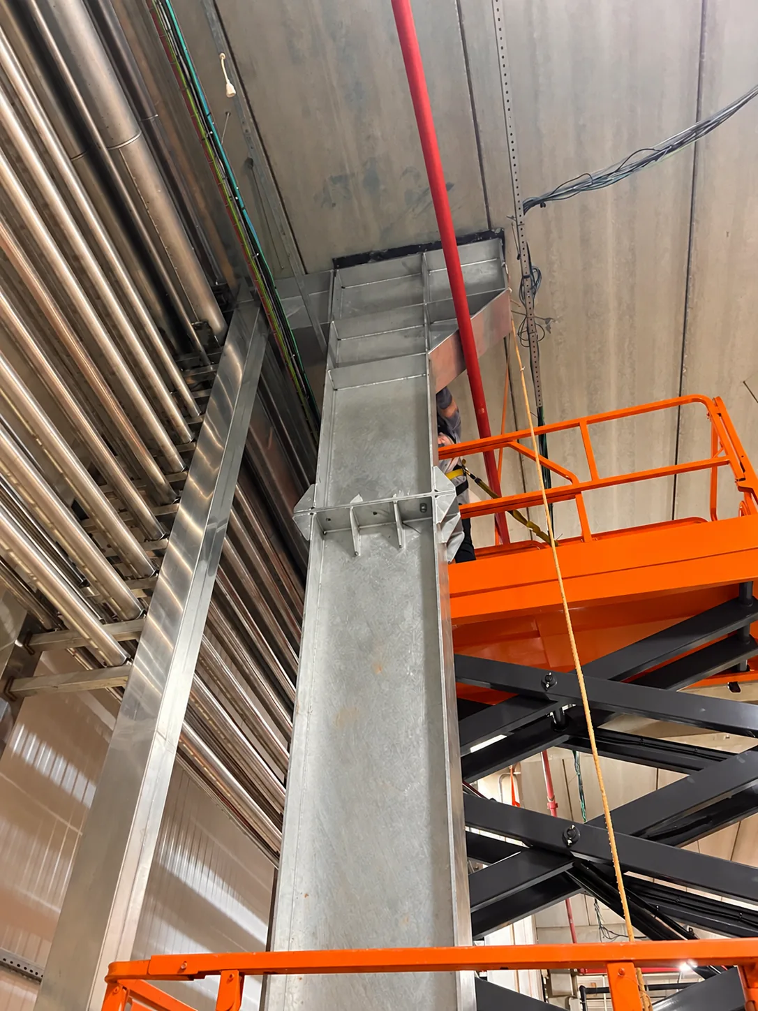 Atividade em plataforma elevatória junto a instalações industriais